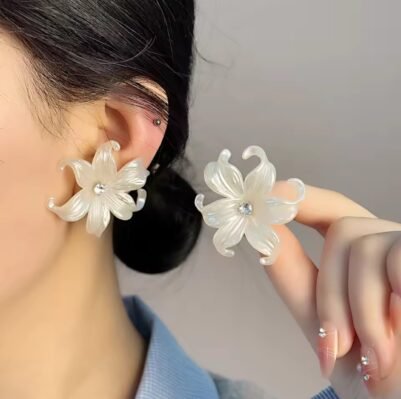 img_5369 White Flower Earrings - Image 3
