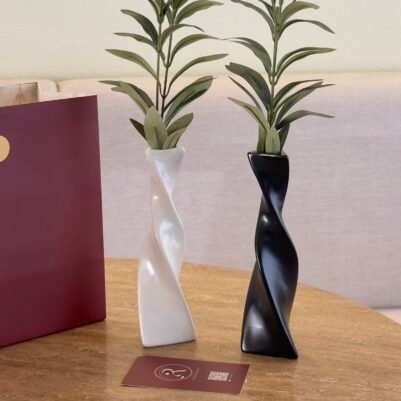 ffca5392-a33a-453d-b428-7632be0a18ea Minimalist ceramic vase - Image 1