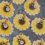 Bee & daisy keychain - Image 2