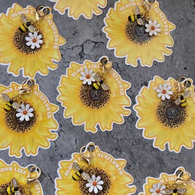 28511dc7-6c96-4730-88f7-b759831c2323 Bee & daisy keychain - Image 2