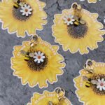 Bee & daisy keychain