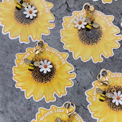 66f4de26-21e7-4381-b289-66887a3358d2 Bee & daisy keychain - Image 1