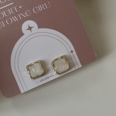 dc2e9890-e2bf-47f8-90bf-b74123eac4ec White pearly Earrings 🤍 - Image 1